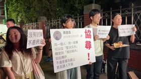 立法院外聚集上前名青年學子，聲援綠營立委，抗議藍白國會擴權「黑箱作業」。