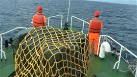 澎湖輪今天（18日）發生一起離奇落海事件，一艘澎湖輪從高雄出發要到澎湖，船隻上午6時即將要靠岸時，船員在甲板上發現疑似有乘客遺留的物品，經調閱監視器，發現有一名男乘客大約在凌晨4時落海，海巡獲報後，已派員前往搜救，目前尚未發現落海男子，詳細案發原因仍待調查釐清。