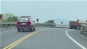 新北消防局一輛勘災車昨天（17日）中午發生自撞山壁事故，從後車行車紀錄器影像，勘災車事發前即出現多次異狀，不僅違規逆向，還險些與對向來車擦撞。