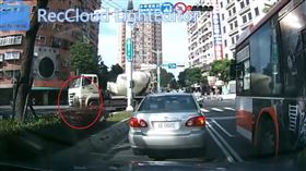 新北市土城區日前發生一起驚險車禍，一名張姓男子從斑馬線步行穿越馬路時，遭一輛左轉的水泥預拌車撞擊捲入車底，所幸水泥預拌車立即剎車，未將張男輾過，張男身體有多處擦挫傷，經就診後已暫無大礙。