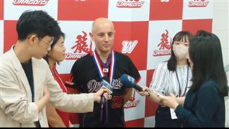 助遊客脫困　龍隊邀前大使希臘女婿開球