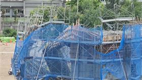 花蓮府前路花防部美崙營區今天（18日）上午9時許發生一起工安意外，營區的工程鷹架不明原因倒塌，警消人員獲報到場，有數名工人受困且受傷，詳細事故發生原因及人員傷亡情況仍待調查釐清。