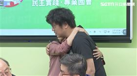 ▲林楚茵哭擁抱沈伯洋