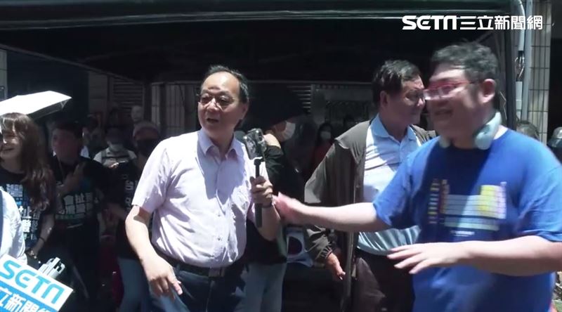 王瑞德快閃挺 四叉貓:照拍不完幫我分散