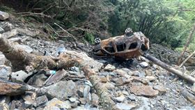 台8線工務段施工人員昨天上午在120.8公里處施工時，發現路旁懸崖下約200公尺處有一輛墜落、燒毀的自小客車，警方獲報後到場，從車內找到一具男性遺體，經查，死者為42歲的張姓男子，詳細的死因及事故原因仍待調查釐清。