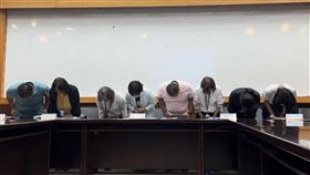 實境解謎遊戲主視覺抄襲中國  台文館鞠躬道歉台灣文學館實境解謎遊戲主視覺「阿龍」抄襲事件，台文館長林巾力等人18日在記者會中公開鞠躬道歉，決定向委託廠商提告求償，正副館長也會自請處分。（台灣文學館提供）中央社記者張榮祥台南傳真  113年5月18日