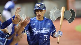 上半季4轟追平去年整季全壘打數  王正棠盼維持中華職棒富邦悍將隊野手王正棠連2戰開轟，目前累計4轟已追平2023年整季全壘打數。他18日受訪表示，過去得失心較重，現在已能保持平穩心態，今年上半季打一半就追平去年全壘打數，但最重要課題還是維持。圖為王正棠113年5月17日出賽畫面。（富邦悍將提供）中央社記者謝靜雯傳真  113年5月18日