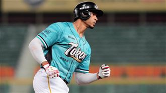 台鋼魔鷹轟到場外忠靈祠　球團已請人撿回