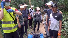 60歲男登山突昏倒！民雄見狀急上前支援　助消防隊合力抬人下山