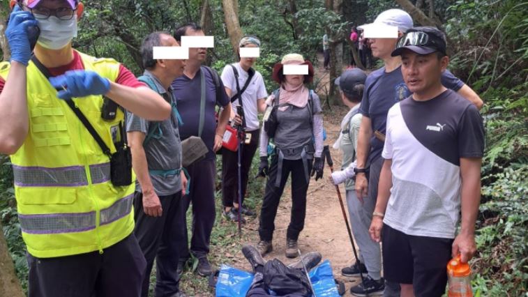 男登山突昏倒！民雄助消防隊合力抬人下山