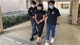 澳洲婦攜毒入台遭逮起訴  網路出現聲援連署一名澳洲籍女子民國112年12月間涉嫌從馬來西亞攜帶毒品來台遭查獲，桃園地檢署依毒品罪嫌起訴，案發後，在網路有人稱女子未犯下相關罪行，並發起聲援請願連署行動。圖為女子112年遭航警局移送。（航空警察局提供）中央社記者吳睿騏桃園傳真  113年5月18日