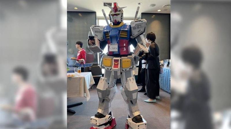 男出席婚宴全套「鋼彈」裝　吸百萬人朝聖