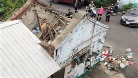 和美鎮一間三合院老舊民宅屋頂突然塌陷。（圖／翻攝彰化縣議員賴清美臉書）