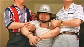 槍擊要犯吳俊卿（中）跳樓逃亡時扭傷腳，最後被警方活逮，模樣狼狽。