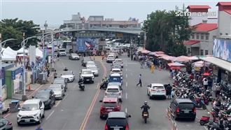 獨／鮪魚季遊客增停車難！行人寸步難行