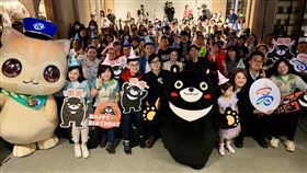 高雄熊生日派對推周邊商品高雄市政府19日為觀光大使「高雄熊」舉辦慶生派對，並發表專屬MV、主題曲及周邊商品，市長陳其邁（前左4）等人出席。（高雄市政府提供）中央社記者蔡孟妤傳真  113年5月19日