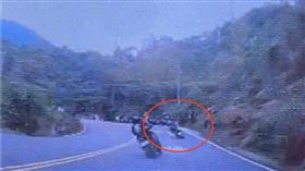 赤崁頂跑山滑倒慘摔！整輛車拋飛卡死水溝