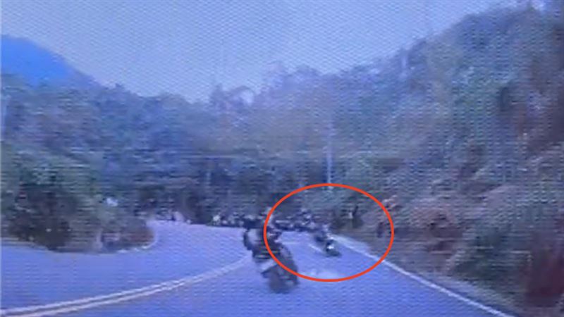 赤崁頂跑山滑倒慘摔！整輛車拋飛卡死水溝