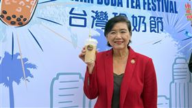 國會議員趙美心出席台灣珍奶節美國聯邦眾議員趙美心（Judy Chu）18日出席洛杉磯台灣珍奶節，她強調珍珠奶茶在美國大受歡迎，應該讓每個人都知道珍珠奶茶來自台灣。中央社記者林宏翰洛杉磯攝  113年5月19日