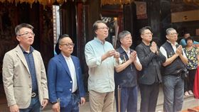 內政部長任期最後一天  林右昌赴基隆慶安宮參拜內政部長林右昌（左3）19日在任期最後一天，前往基隆慶安宮參拜，並向媽祖報告他過去擔任部長的每一天都把工作做好，沒有辜負眾人期待，也獲得國人的肯定與認同。（內政部提供）中央社記者沈如峰基隆傳真  113年5月19日