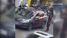 警取締違規停車！驚見駕駛座「只有黃金獵犬」