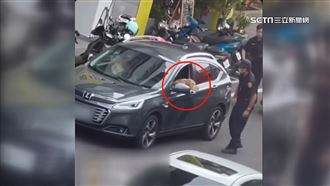 警取締違規停車！驚見駕駛座只有黃金獵犬
