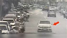 名車遭竊「小孩也被載走」　開百米拖下車丟包