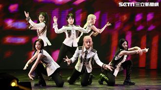 NMIXX喬裝大學生　台上力邀粉絲吃臭豆腐