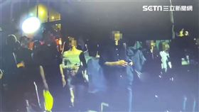 台南市酒吧深夜聚眾疑撒鈔　警帶走負責人等2人法辦