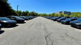 美國廢棄商場的停車場停滿特斯拉。（圖／翻攝自Reddit）