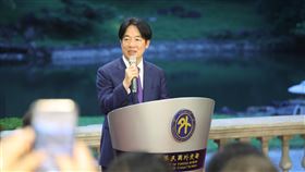 520就職典禮慶賀團外交部歡迎酒會（3）準總統賴清德（後中，持麥者）19日晚間前往台北賓館出席「第16任總統副總統就職典禮慶賀團外交部歡迎酒會」，致詞歡迎賓客的到來。中央社記者趙世勳攝 113年5月19日