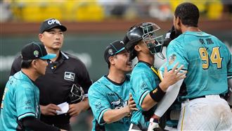 魔鷹抗議好球帶遭驅逐　跨欄衝上場咆哮！