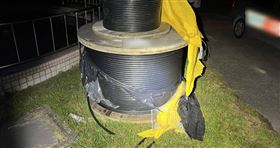 ▲新竹縣峨眉變電所昨日凌晨發生疑似入侵竊盜電纜事件，現場也遺留爬梯、破壞剪等工具，台電已立即報案，由警方進行相關調查及後續追捕。（圖／台電提供）