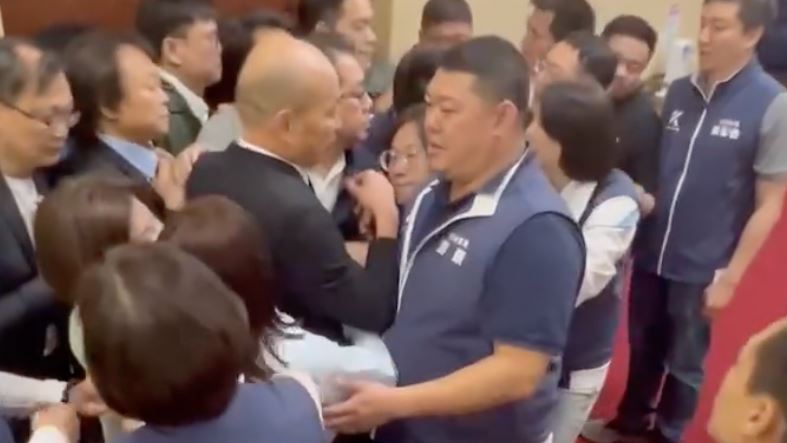 韓國瑜立院後台被熊抱　徐巧芯曝驚人細節