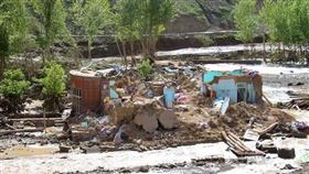 阿富汗古爾省房屋18日被洪水沖垮。（路透社）