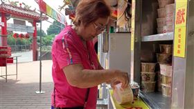 遊覽車一直來，彰化芬園大竹村的「福榕宮」，土地公請吃泡麵，遊客日嗑800碗，入不敷出恐斷炊(圖／翻攝畫面)