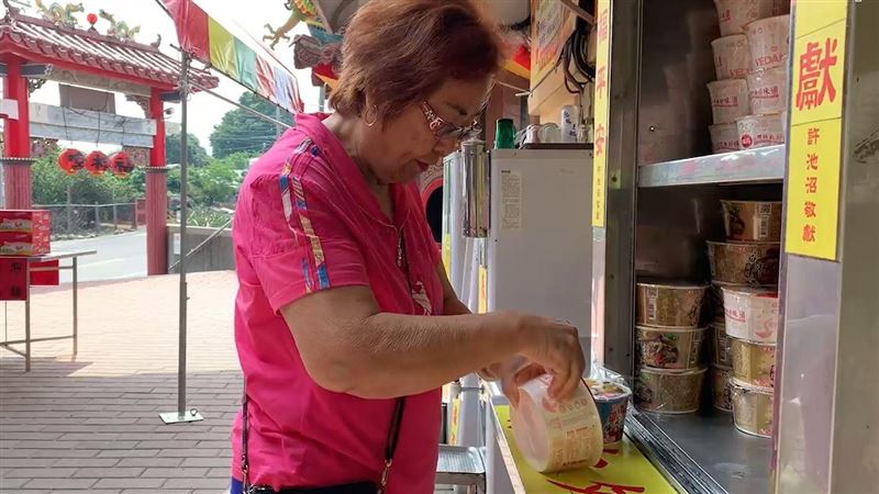 遊客日嗑800碗泡麵　彰化土地公快被吃垮