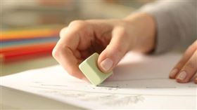 女童沒錢賠橡皮擦，提出「肉償」。（示意圖／Pixabay）