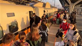 大年初五 高鐵湧收假人潮（2）農曆初五收假日，14日傍晚台南高鐵站湧現要北返工作地的人潮，自由座車廂幾乎班班客滿，民眾排隊依序進入車廂。中央社記者張新偉攝113年2月14日