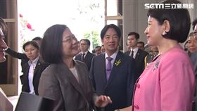 蔡英文搭車離場前向吳玫如說：「你會比較辛苦喔」。（圖／翻攝畫面）