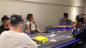 德州撲克職業賭場，試營運3天就被抄，20歲美女荷官露小蠻腰，賭客抱怨：才第一次來就被抓(圖／翻攝畫面)