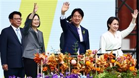 520就職慶祝大會  新卸任總統揮手致意中華民國第16任總統、副總統就職慶祝大會20日在總統府前廣場舉行，總統賴清德（前中）、前總統蔡英文（前左）、副總統蕭美琴（前右）向民眾揮手致意。中央社記者翁睿坤攝  113年5月20日