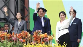 總統副總統完成宣誓  登台向群眾揮手致意中華民國第16任總統副總統就職慶祝大會20日在總統府前登場，總統賴清德（前中）、副總統蕭美琴（前右）宣誓就職後，與前總統蔡英文（前左）一同登台向群眾揮手致意。中央社記者趙世勳攝  113年5月20日
