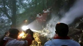 伊朗總統萊希（Ebrahim Raisi）搭乘一架直升機19日失事墜機。外電消息指出，萊希直升機墜機地點的確切位置已經找到。據外媒最新消息，伊朗總統易卜拉欣·萊西和外交部長都已死亡。