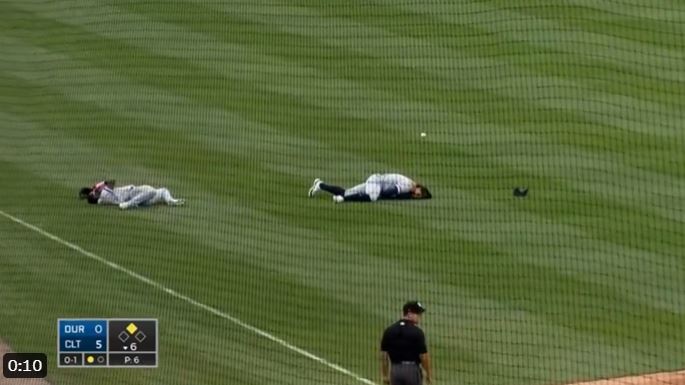 驚！搶接飛球和隊友相撞　張育成痛苦倒地