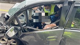 新北市貢寮區台2線88公里處今天上午9時許發生一起嚴重車禍，一名黃姓女子（60歲）開車行經該路段時，疑因逆向行駛，導致與林姓男子駕駛的聯結車發生碰撞，黃女雙腿骨折受困在車內，警消人員獲報到場救援，已協助黃女脫困並送醫急救。