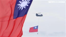 陸軍CH-47SD契努克中型運輸直升機吊掛巨幅國旗橫越總統府前。（圖／記者鄭孟晃攝影）