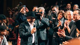 導演潘禮德（中）在《約見波布》坎城首映獲得全場起立致敬。(圖／Cdp & Anupheap Production提供)