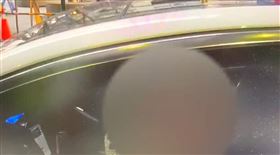 珠寶闆娘控警態度差！密錄器曝光被打臉　違停撞警「竟求通融一下」。（圖／翻攝畫面）