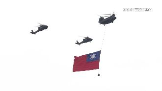 雷虎小組賀總統就職　巨幅國旗飛越總統府